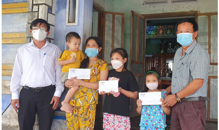 Trao tiền hỗ trợ trẻ em mồ côi cha, mẹ do dịch Covid-19